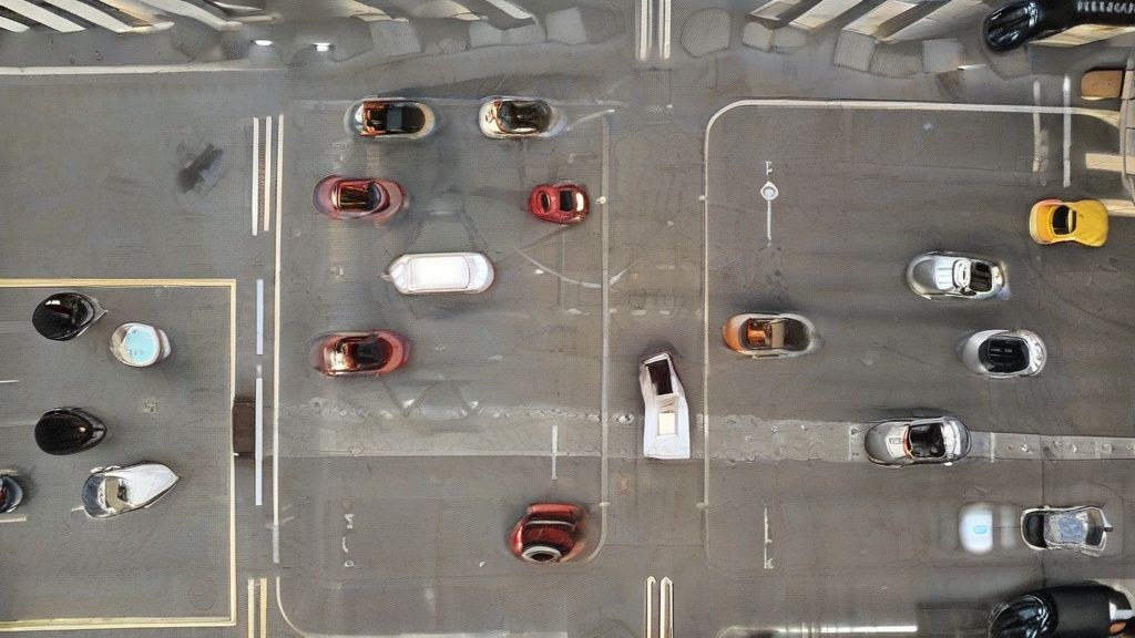 새벽 감성 웨딩 신부의 헤어스타일: 자연스러운 웨이브에 작은 꽃 장식이 달린 모습