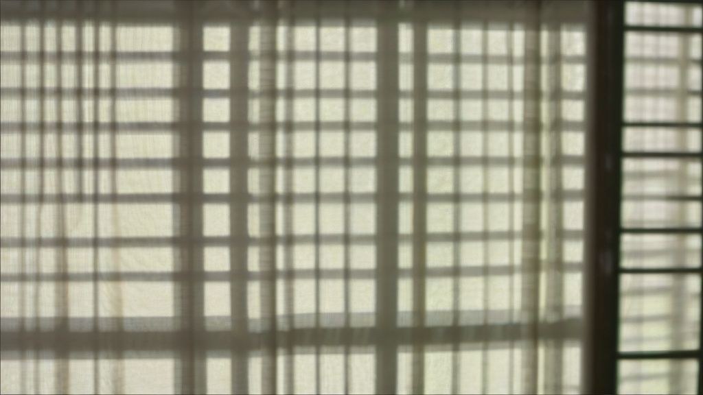 한국인 커플이 신혼여행지에서 해변을 배경으로 사진을 찍는 모습