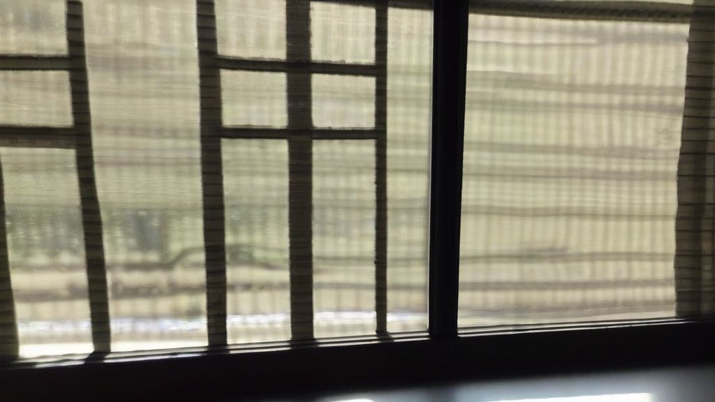 한국인 신부가 웨딩드레스를 입고 거울 앞에서 포즈를 취하는 모습